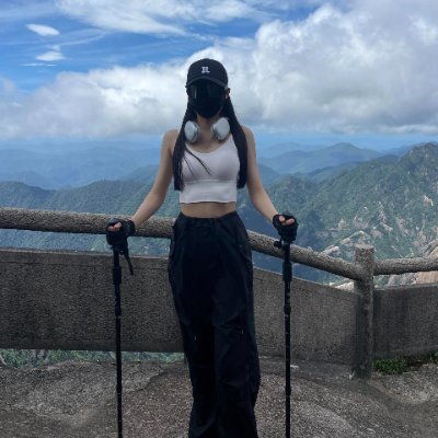With her luggage on her back, she becomes an explorer of the world❤️🔥❤️