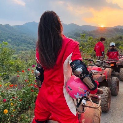 Dirt on her tires. Calm in her heart.🌿
🚵♀️She’s not proving anything — just living fully.🍂