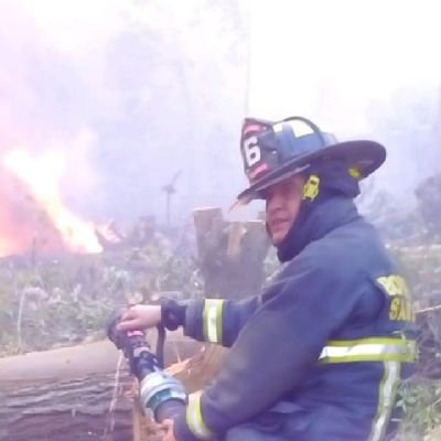 Chileno y patriota, bombero voluntario, orgulloso del Chile prospero y republicano que se pierde día a día. No hay mal que dure 100 años.