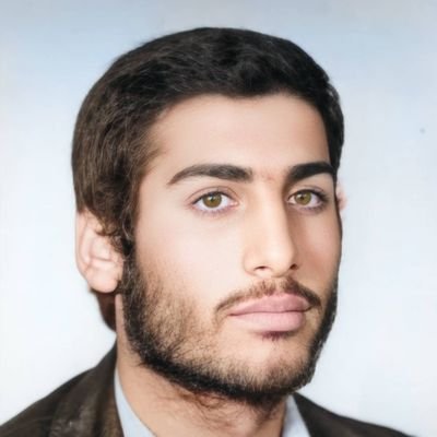 پدر، همسر، پسر، برادر/ مهندسی برق و ارشد اقتصاد از دانشگاه تهران/کارگردان مستند جوانمرگ/سردبیر تمامرخ مدیا/دچار عارضه کلنجار رفتن با مسائل