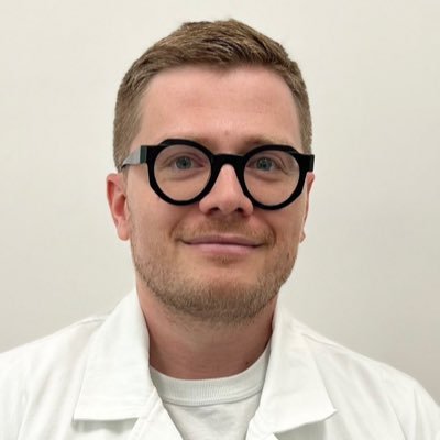 Dermatovenerolog, pasionirani sakupljach gluposti, veliki hedonista sve u svemu, e da i volim da kuvam https://t.co/SCm6LLKqY1…
