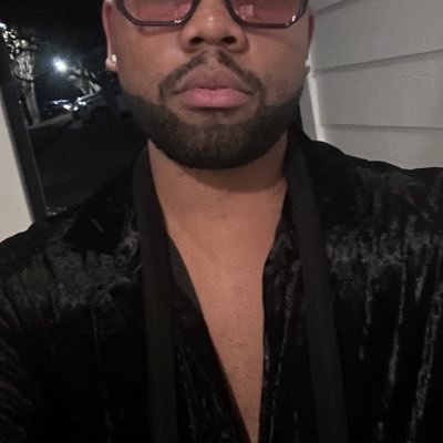 Bisexual guy into anything funky. Shits, farts, pits, manscent. Looking for a sniffer/eater, & a shitty bttm I can fist 💩👃🏾🫶🏾