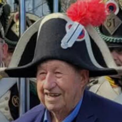@AJA l @SportCharleroi (Juste parce j’ai des copains un peu bêtes dans le coin.

J'ai un compte Gio.