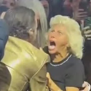 Showgirl,stilista,modella,attrice anche,io nasco come attrice di teatro,produttrice,protagonista di un docureality che ha avuto molto successo,tra l’altro.