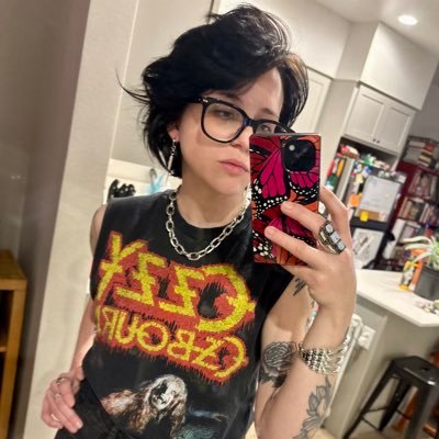 i sing in a band called gallowmaker and also i dj sometimes. she/her 🦇