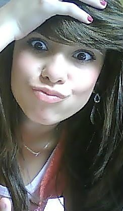 - Aquuuuela menina que ninguém aguenta ... maais que faz amizade com tds , aquela que odeia falsidades e mentiras , .. Prazer Gaabi.C'
