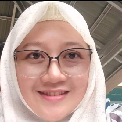 Selalu belajar, kadang mengajar. Pencinta kopi, teknologi, dan cerita-cerita di baliknya. Menggabungkan pikiran dengan kata, menciptakan dunia dari perspektif
