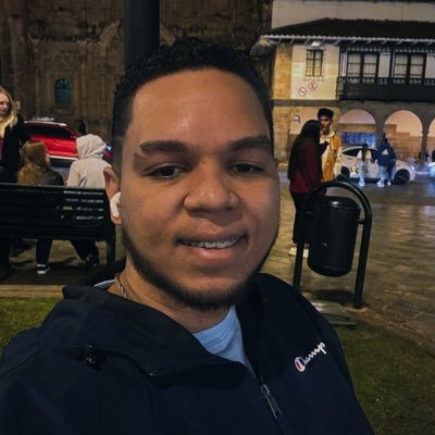 Ig: @Doubrain Pelabola de nacimiento. ojos chiquitos, soy negro, orgulloso, adicto a las motos alta cilindradas, la coca-cola y a otras cosas más.