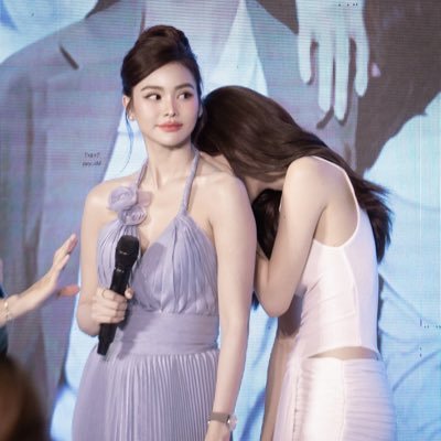 FieyyMds's profile picture. when effort fades , so do feelings🕊️ #ชาล็อตออสติน #CharlotteAustin @itscharlotty   #อิงฟ้ามหาชน #EngfaWaraha @EWaraha