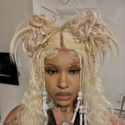she/they/nigga🏳️🌈 | cosplayer 🧝🏾♀️| horror fanatic | established stand user 🏹 | protect immigrants. ACAB.