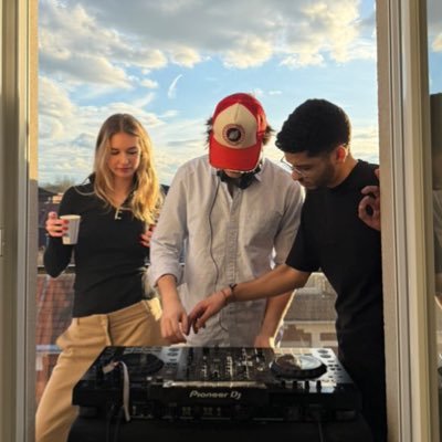 entre cours d’excel et un set de deep house, je tweet sur l’OL et sur Mikautadze