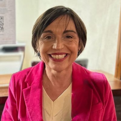 Amant del mot i de Catalunya. Filòloga. Professora de la UIB. Escriptora. Premi Josep Irla 2010. Premi Llorenç Villalonga 2018.