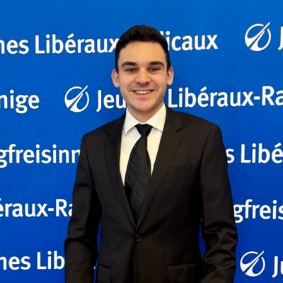 Président du @plrrjc ,Coordinateur romand @jlr_ch , Trésorier @jlrvaud Arbitre/Referee @sfv_asf ⚽️