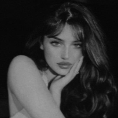 أنا أسعد مكتئبة وأكبر إجتماعية منعزلة أذكى متغابية وأيضًا أغرب إنسانة مفهومة ، وأعقد شخصية محبوبة .
