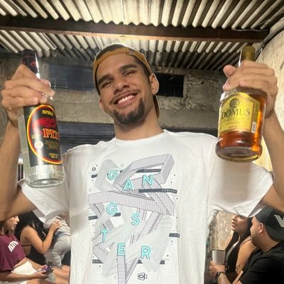 Apenas mais um viadinho de São Paulo que é carente, viciado em política, maconheiro e genérico