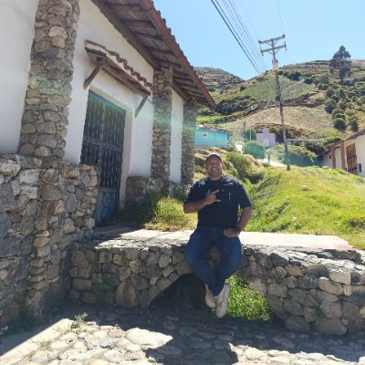 #Publicista #Rugbier.
Si la vida fuera jugo la mía llevaría parchita y caraotas algo tropical mente jodido pero divertido.