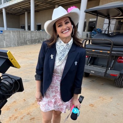 TV Gal 🎥 | Favorite Aunt 💖 | Lucky Wife 💍 | Diet Coke Connoisseur 😎 Instagram: @laurensaucedahtx 📸