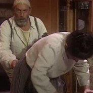 Sono il re del caffè e del latte, odio i Mezenga e voglio ritrovare mia nipote Marieta Berdinazzi, a volte prendo la mia domestica Judith.
(Página Parodia)