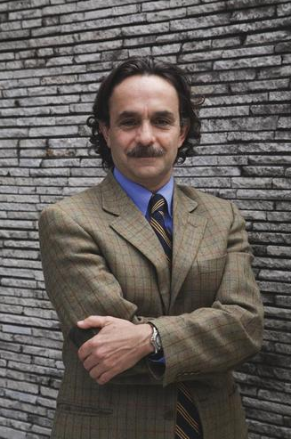 Ingeniero Civil, Economista, Ambientalista.