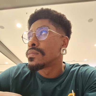 ModeloVinni's profile picture. A um Lapso ao vento e à uma fenda aberta