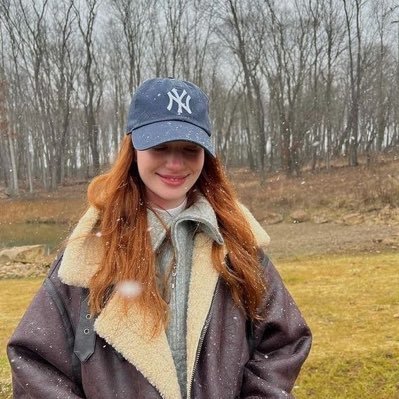 mockingjayspoem's profile picture. 𝟮𝟬𝟬𝟭.  ⤷  Women are made whole the moment they enter this world.