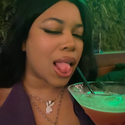 pop culture pink princess 💕// seducer of men lover of none 🥀// afrolatina 🇭🇳 // she/her // grown // stan account
