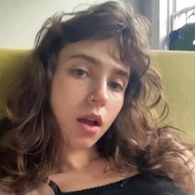 semi gotica, veterinária e gosto de falar sozinha