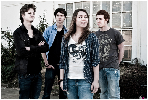 Marlijn: Lead Vocal.
Koen: Lead Guiter/Backing vocal.
Max: bas.
Olivier: drum.