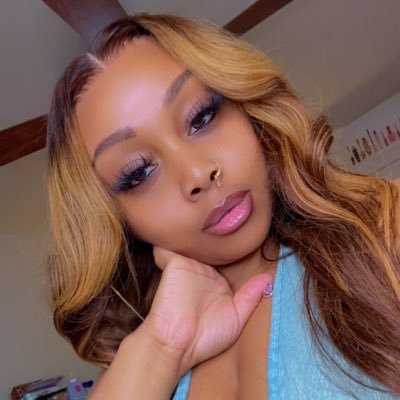 SHE/HER ιиѕтαgяαм: @RedDaisy_ Snapchat: Msreddaisy 👻
