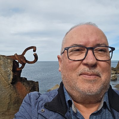 De Ciutadella, Menorca. M'agrada la ràdio. Actualment membre del Consell de Direcció de IB3. EPRTVIB.
tonimascaro1@gmail.com