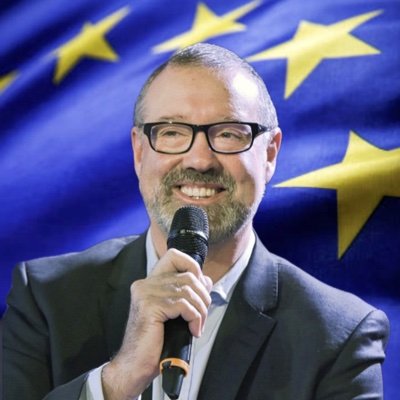 French TV's Mr Europe 30 yrs
Host international events (+1 500)
Write books on languages
Teach journalism at Sorbonne
and have tamed camels
🇪🇺🇫🇷🏳️🌈🇬🇧