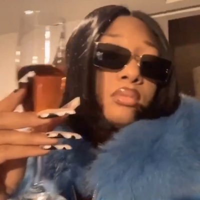 mvnist_ts's profile picture. a little dumpster fire w/ huge tits