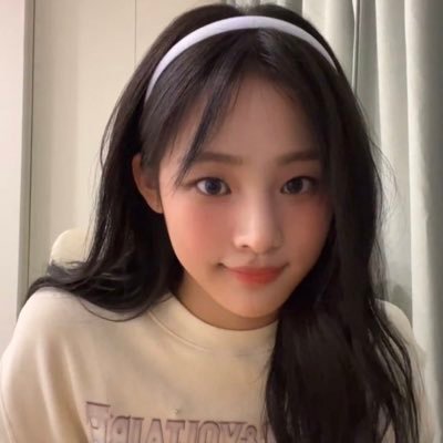 saynietj's profile picture. 