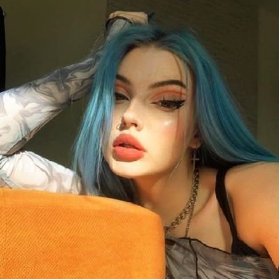 Uso meu twitter exclusivamente para reclamar de calor e surtar por livros e séries.