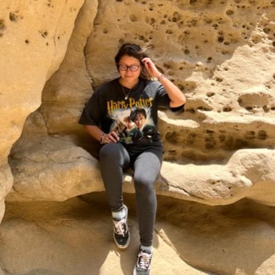 AngieNv21's profile picture. Pausa, rebobinar, play, y más y más aún.Nunca pares la música,no dejes de descubrir sonidos para lograr explicar el caos que tienes dentro. ♥