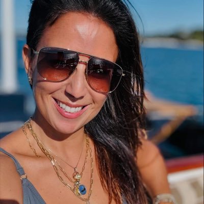 personal fans page…Emmy Award-Winning FOX Anchor, Mommy to 3 little humans.2 dogs So basically I'm a full time cleaning lady who goes to my TV job to relax.