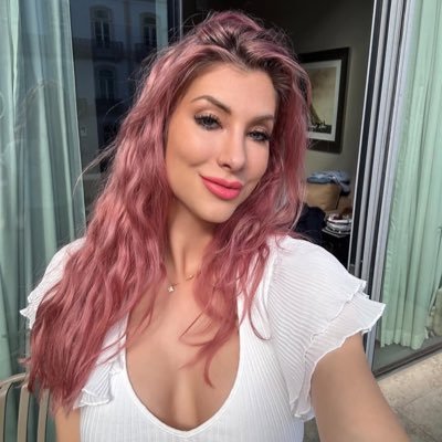 Halley199644209's profile picture. Real estate and interior designer