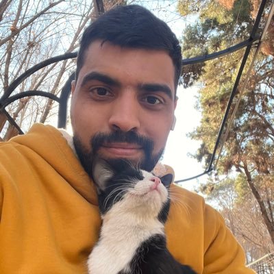 کافینت دار خسته و علاقه مند به کَل کَل های سیاسی و مهم تر از همه عاشق پرواز و جنگنده ها