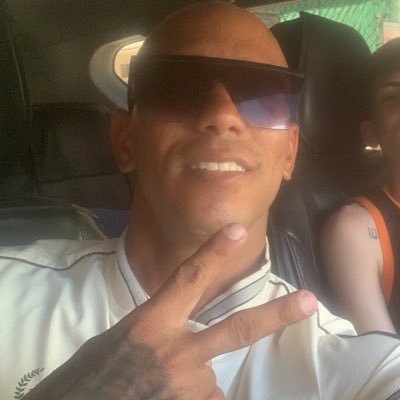 Soy un hombre casado y amando soy feliz porque todos mis amigos son de verdad de corazón somos un número reducido de personas humilde y Real no tenemos tiempo