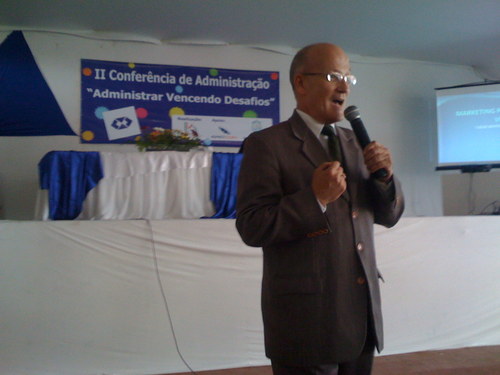 Palestrante, Educador, Empresário, Adminstrador, Mestre e Doutor em Educação