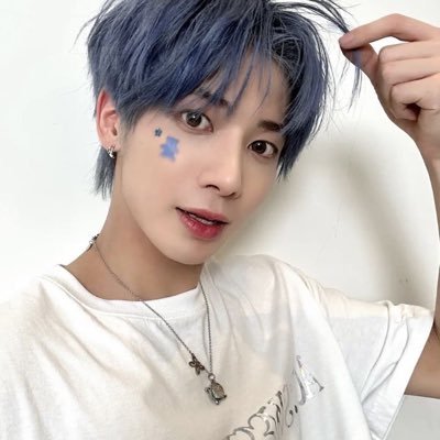 Damn does this bitch ever shut up about Jeong Yunho ?