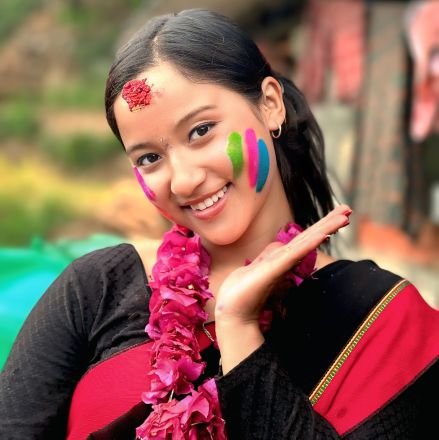 कमजोर होईन कठोर बनाउनु छ मनलाई
रोएर होईन हासेर देखाउनु छ आफन्तलाई😊 🙏