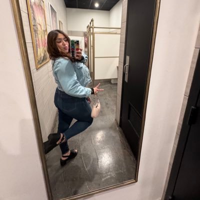 iiillyeem's profile picture. la vida solo es un paso ala muerte, disfrútala.🌷🦉⏳