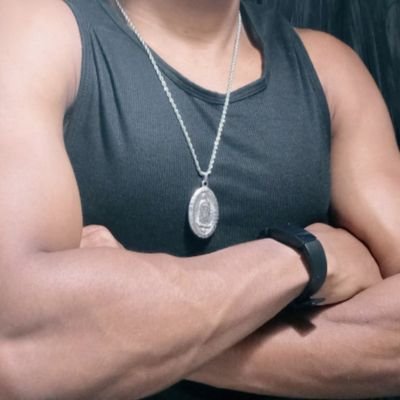 29 Year Old Bodybuilder✨️💪💪
🏳️🌈😏
Dms are open I love to chat
Big nerd