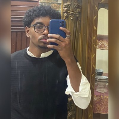 لا شئ في يَدي لا شئ في فَمي سوى بقايا مقطعٍ قصيرْ أعزِفُه في خَجلٍ على الورقْ