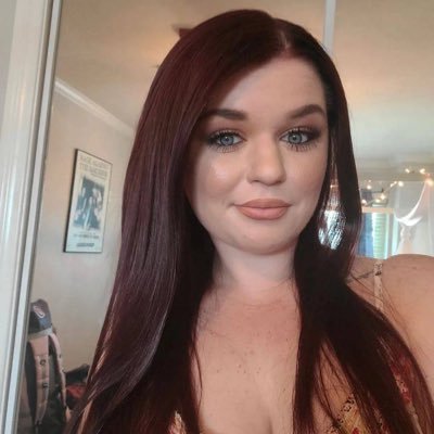 MayehSteph's profile picture. Only the steph