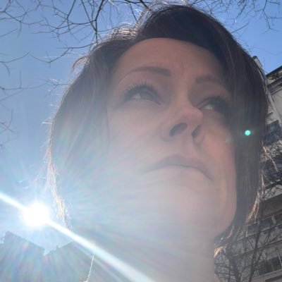 Journaliste à @TVMAG et @Le_Figaro, fan de séries, de cinéma, de rap et de sneakers mais aussi maman de deux princesses à la peau dorée