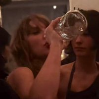 rebeca (@taylorbruises) 's Twitter Profile