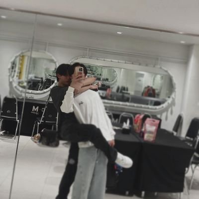 minushkalol's profile picture. — and what are you betting on, sadness or love?
— sad love.