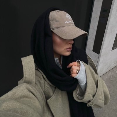 مانكتملّ باحد وما نضيع بليا أحد نسعد من بقى وننسى من نسى ..